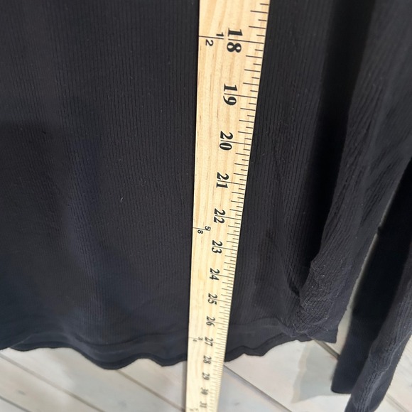 Athleta Black Long Sleeve Ribbed‎ Top Curved Hem Comfort Relaxed Fit Womens - Picture 5 of 5